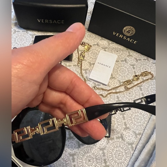 💥VERSACE VE 4395 GEOMETRICAL BLACK SUNGLASSES WITH LOGO CHAIN💥 💯% AUTHENTIC‼️ - Picture 4 of 8